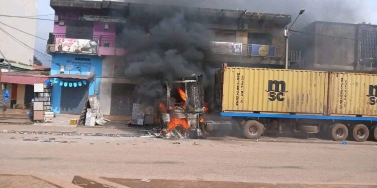 Sonfonia : un camion ravagé par les flammes sous l’œil impuissant du propriétaire 