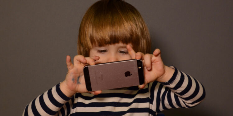 LES ÉCRANS NE S’ATTAQUENT PAS SEULEMENT AU CERVEAU, MAIS AUSSI AU CŒUR DES ENFANTS SELON UNE NOUVELLE ÉTUDE