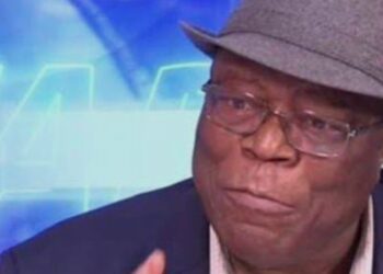 Dr Édouard Zotomou Kpogomou critique la tenue du conseil des ministres en plein drame humanitaire à Conakry