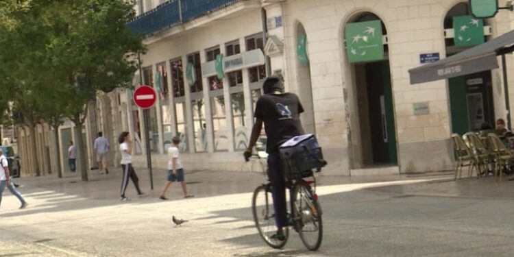 « On n&rsquo;est pas délinquant, on est en train de travailler » : la situation d&rsquo;un seul livreur sans-papiers régularisée sur les 20 demandées