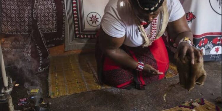 Labé : un guérisseur poursuivi après le décès suspect d’une patiente