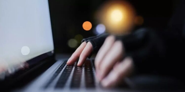 Arnaques sentimentales: le FBI arrête trois Ghanéens et les extrade vers les États-Unis