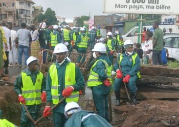 Ratoma et Lambanyi : 400 jeunes mobilisés pour le curage des caniveaux