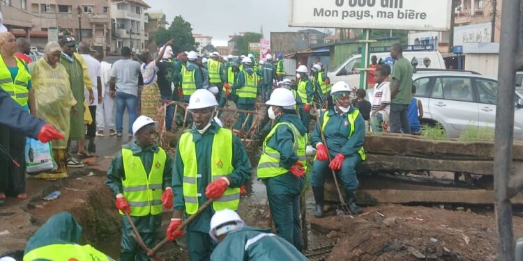 Ratoma et Lambanyi : 400 jeunes mobilisés pour le curage des caniveaux