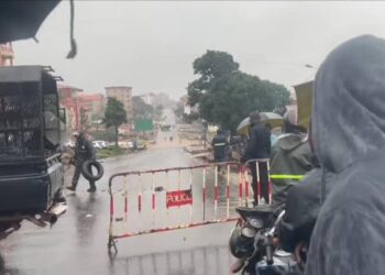 Fortes pluies à Conakry : le pont de Fossidet submergé, la police adopte une stratégie préventive