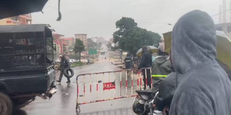 Fortes pluies à Conakry : le pont de Fossidet submergé, la police adopte une stratégie préventive