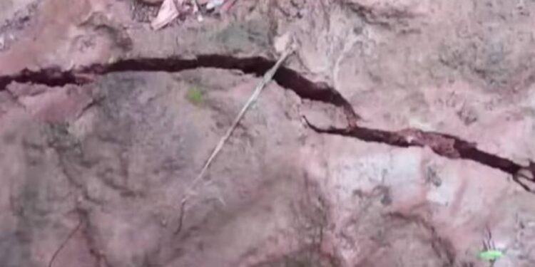 Alerte à Maneah : une faille de 50 cm apperçue au sommet du site du glissement de terrain