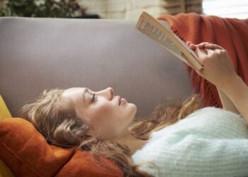 Lire 30 minutes le soir au lieu de scroller, ce que ça change vraiment selon une journaliste et un expert du sommeil