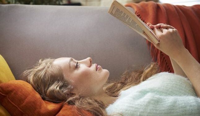 Lire 30 minutes le soir au lieu de scroller, ce que ça change vraiment selon une journaliste et un expert du sommeil