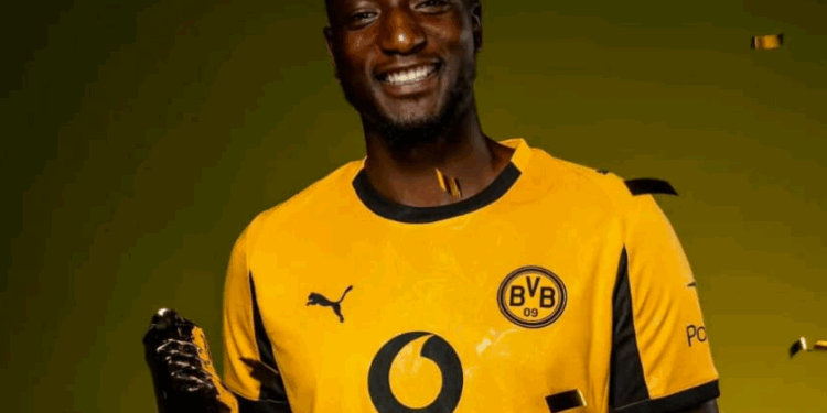 Football : Séhrou Guirassy reçoit son Soulier d’or après une saison stratosphérique