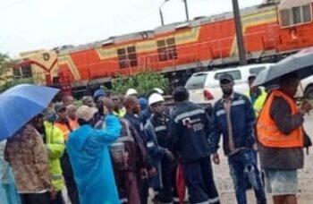 Simbaya: les travailleurs de Rusal CBK protestent sous la pluie contre la dégradation de leurs conditions de travail