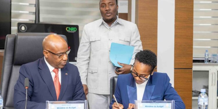 Impôts : la Directrice Générale signe son  contrat de performance