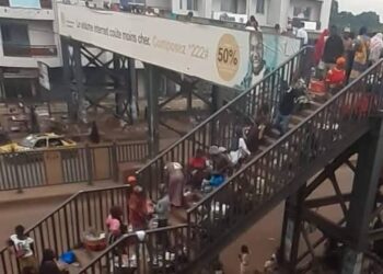Conakry : la passerelle de Koloma transformée en marché, un danger ignoré