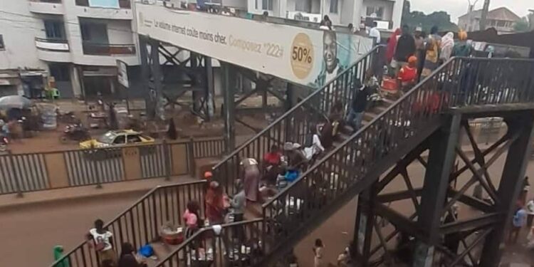 Conakry : la passerelle de Koloma transformée en marché, un danger ignoré