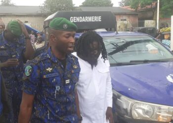 Procès de l’artiste Singleton : une forte affluence au tribunal de Coyah