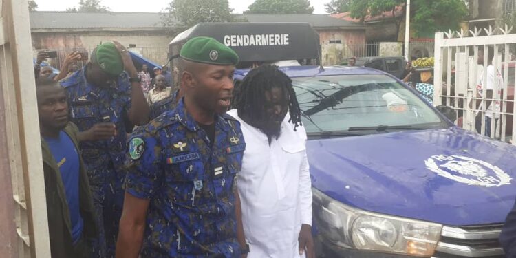 Procès de l’artiste Singleton : une forte affluence au tribunal de Coyah