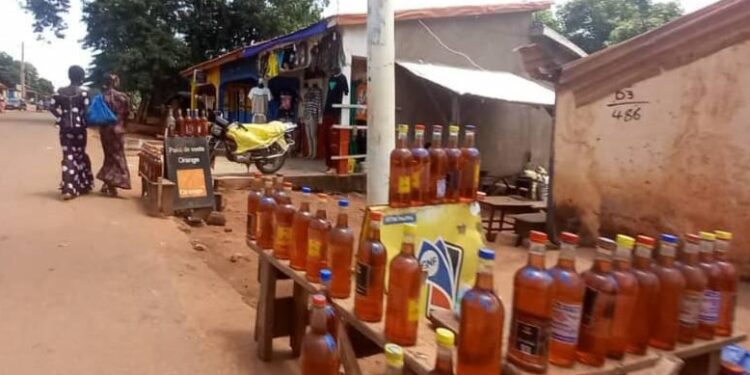 Boké / Sangarédi : une rumeur de pénurie de carburant fait flamber les prix sur le marché noir 