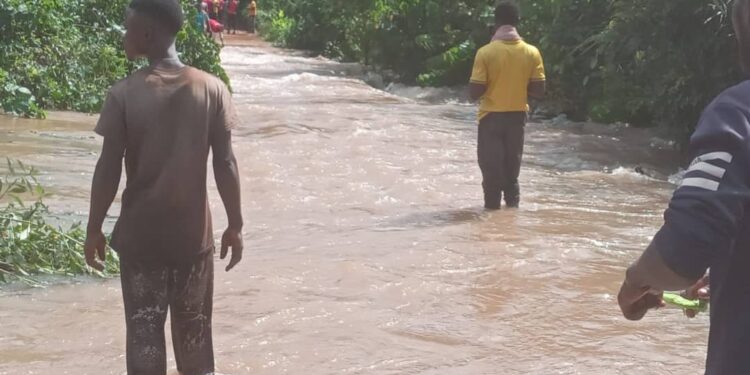 Lola : un pont emporté par les eaux, isole une partie de la route vers la frontière ivoirienne