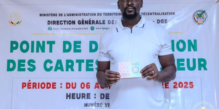 Référendum du 21 septembre : le Président Mamadi Doumbouya retire sa carte d’électeur 