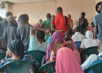 Distribution des cartes d’électeurs : l’opération se poursuit à la Maison des jeunes de Lambanyi avec lenteur