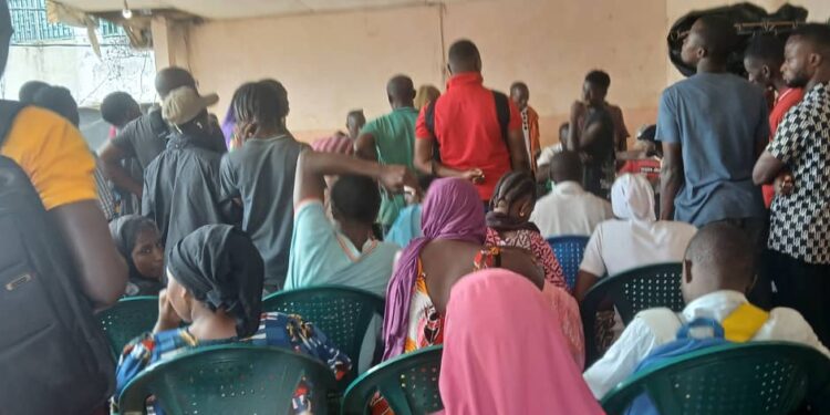 Distribution des cartes d’électeurs : l’opération se poursuit à la Maison des jeunes de Lambanyi avec lenteur