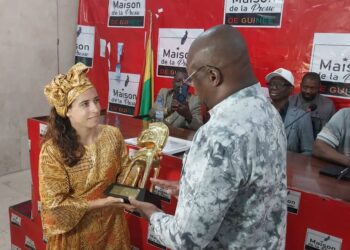Nimba d’Or 2025 : Amadou Tham Camara remet le trophée de meilleure sportive guinéenne à Mariana Esteves