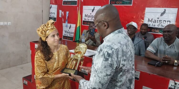 Nimba d’Or 2025 : Amadou Tham Camara remet le trophée de meilleure sportive guinéenne à Mariana Esteves