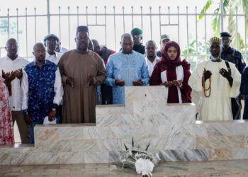 Tanènè Bouramaya (Dubreka) : Le Premier ministre Bah Oury se recueille sur la tombe de l’ancien président Lansana Conté