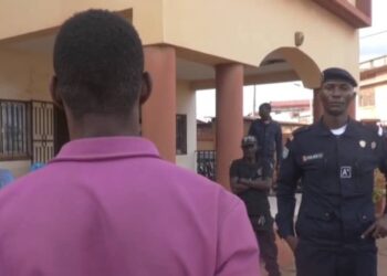 Kankan: un présumé voleur de véhicule présenté à la presse par la police