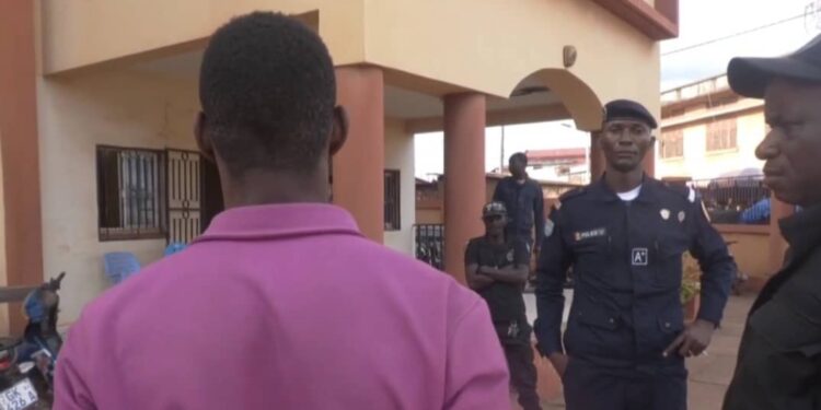 Kankan: un présumé voleur de véhicule présenté à la presse par la police