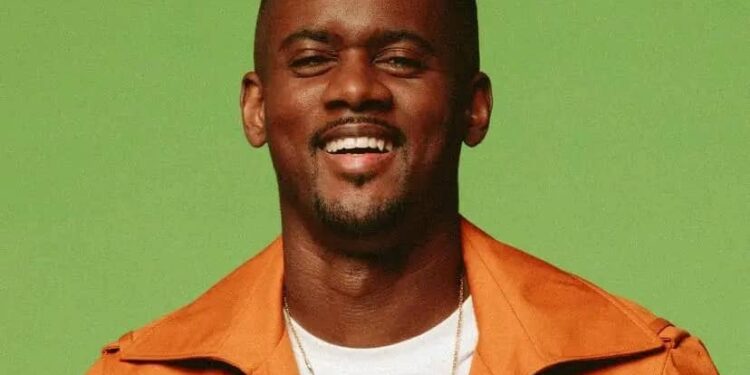 Sécurité routière : Black M sanctionné en Côte d’Ivoire pour « téléphone au volant »