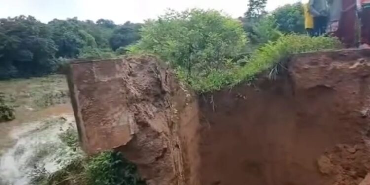 Labé : un pont s&rsquo;effondre entre Doghol et Madina, le trafic paralysé