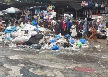 Marché Enco 5 : entre ordures et embouteillages, le quotidien des usagers devient un calvaire