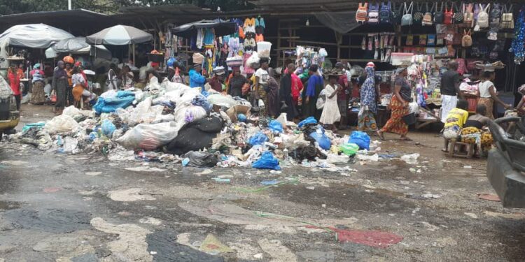 Marché Enco 5 : entre ordures et embouteillages, le quotidien des usagers devient un calvaire