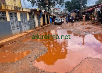Conakry : l’axe Cosa–Bantounka fortement dégradé, plonge les usagers dans la galère quotidienne