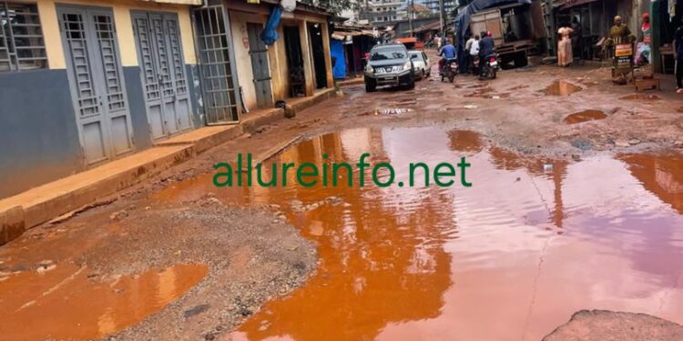 Conakry : l’axe Cosa–Bantounka fortement dégradé, plonge les usagers dans la galère quotidienne
