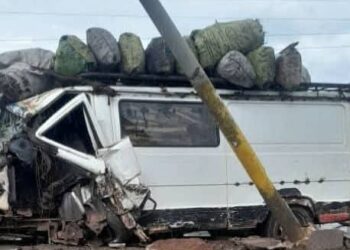 Un minibus non immatriculé percute un poteau à Friguiady: un blessé léger, selon l’AGUISER