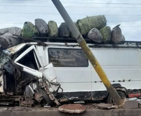 Un minibus non immatriculé percute un poteau à Friguiady: un blessé léger, selon l’AGUISER