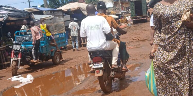 Gbessia: un marché dans la boue, des vies en survie