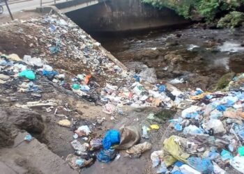Lambanyi: le pont proche de la station TMI, transformé en dépotoir, après le retrait des bacs à ordures