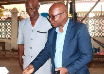 Mobilisation des Guinéens en Sierra Leone : l’Ambassadeur Julien Yombouno supervise la distribution des cartes d’électeurs à Freetown