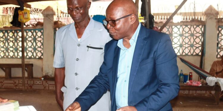 Mobilisation des Guinéens en Sierra Leone : l’Ambassadeur Julien Yombouno supervise la distribution des cartes d’électeurs à Freetown