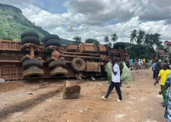 Accident au pont de Manéah : un camion se renverse, le chauffeur coincé sous le véhicule