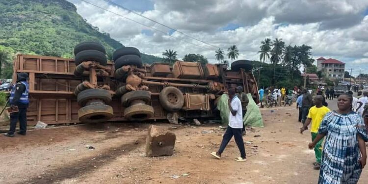 Accident au pont de Manéah : un camion se renverse, le chauffeur coincé sous le véhicule
