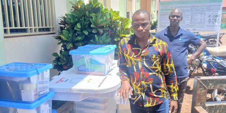 Boké : Remise des kits électoraux aux chefs de quartiers