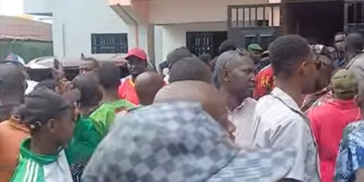 Tombolia : des agents de bureaux de vote manifestent pour réclamer leurs primes de formation