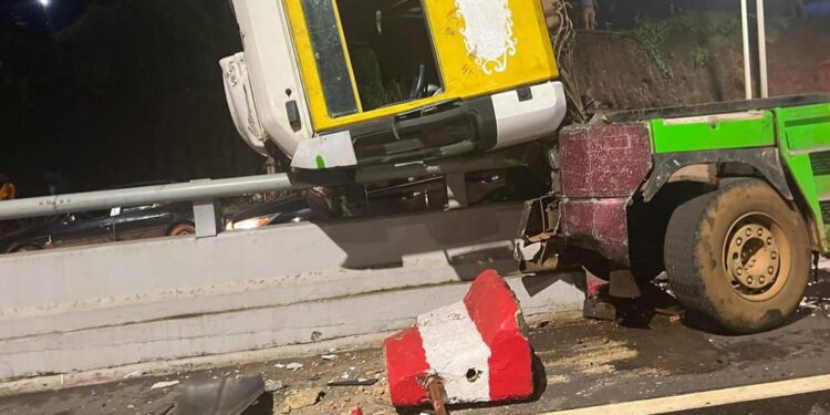 Conakry : un camion-remorque percute l’échangeur de Bambéto