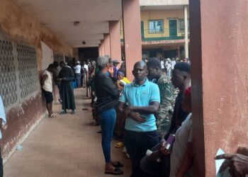 Lenteur du vote au collège Almamy Samory Touré : les électeurs impatients face au manque d’isoloirs