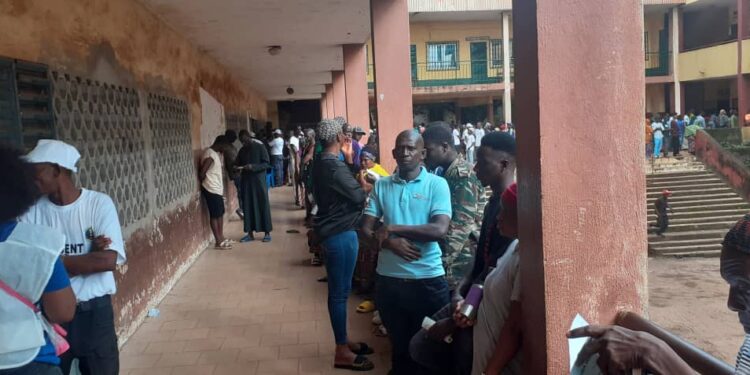 Lenteur du vote au collège Almamy Samory Touré : les électeurs impatients face au manque d’isoloirs