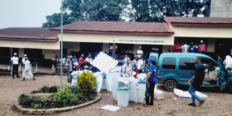 Scrutin référendaire: forte mobilisation mais démarrage lent au centre Simbaya 1